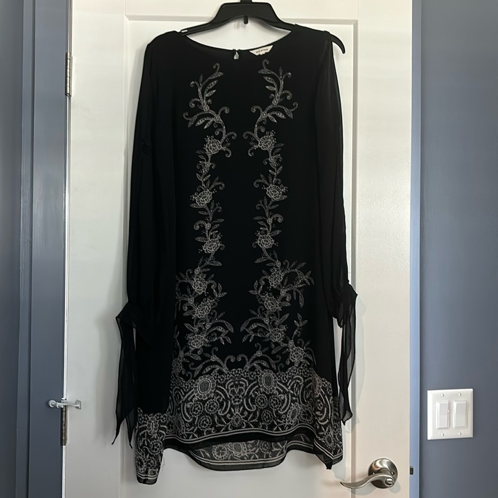 Linen dress. Sleeves are open with clasp in the middle and tie at the ends.